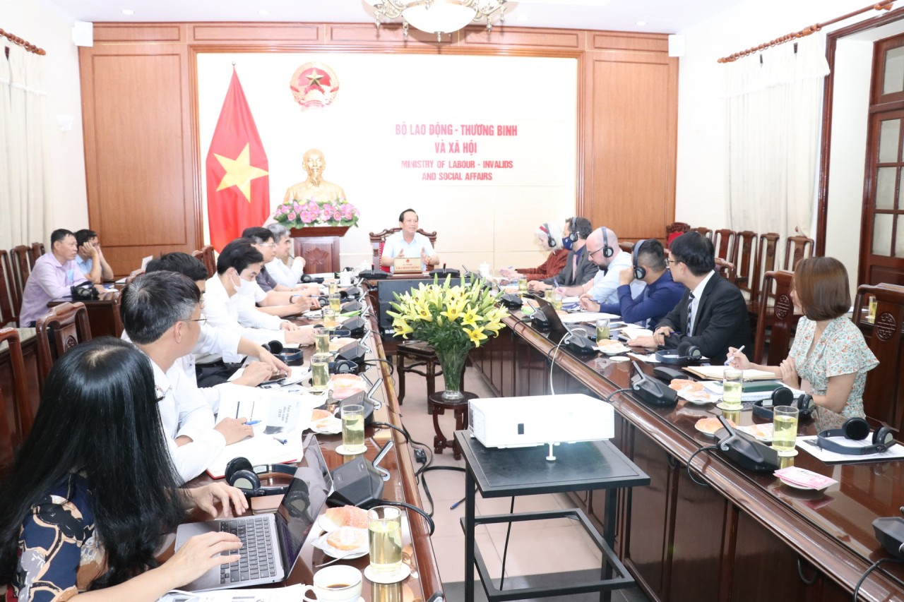 Bộ trưởng Bộ LĐ-TB&XH Đào Ngọc Dung đã có buổi làm việc và nghe các chia sẻ, hiến kế của chuyên gia ILO về việc xây dựng chính sách xã hội Việt Nam đến năm 2030, tầm nhìn 2045. 