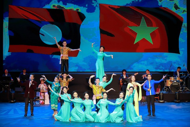 Tổ chức trưng bày không gian giới thiệu văn hóa, đất nước, con người Việt Nam tại Lào