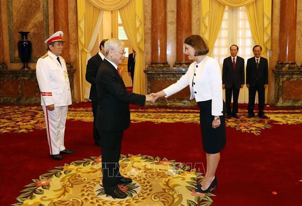Đại sứ Đặc mệnh toàn quyền Australia tại Việt Nam bà Robyn Louise Mudie đến trình Quốc thư