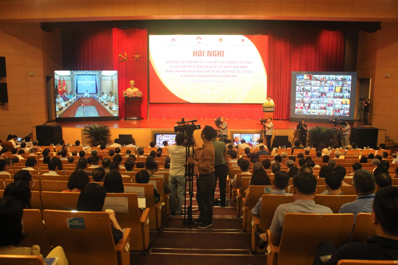 Triển khai toàn diện, mạnh mẽ công tác người Việt Nam ở nước ngoài trong tình hình mới