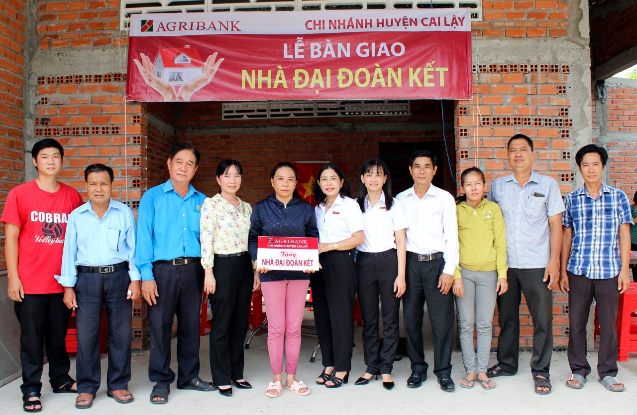 Agribank huyện Cai Lậy, Tiền Giang: Trao tặng 3 nhà 