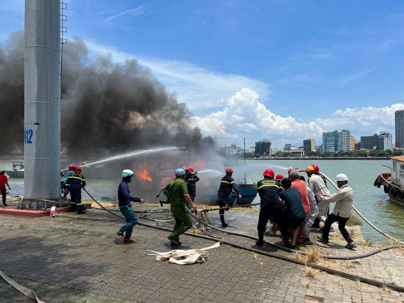 Đang neo đậu trên sông Hàn, 2 tàu cá bốc cháy dữ dội