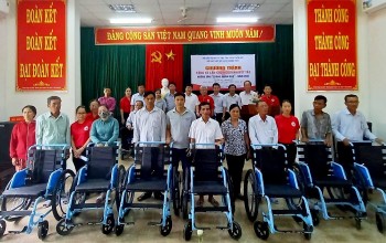 Tổ chức Trả lại tuổi thơ (Hoa Kỳ): Tặng 520 xe lăn tới người khuyết tật ở Thừa Thiên Huế