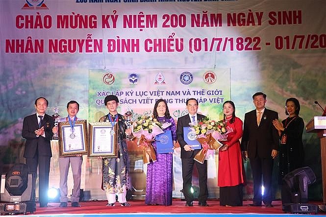 Sách thư pháp "Nguyễn Đình Chiểu thi tuyển" xác lập kỷ lục thế giới