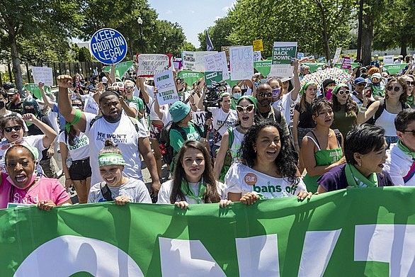Những người ủng hộ quyền phá thai biểu tình ở Washington, Mỹ, ngày 30-6 - Ảnh: AFP