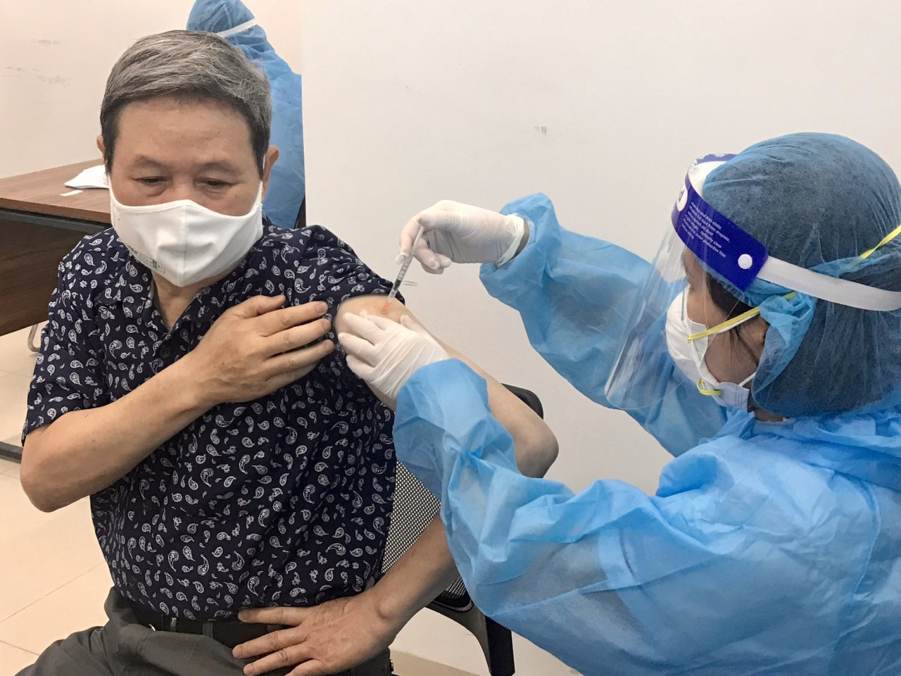 Thủ tướng Phạm Minh Chính yêu cầu đẩy nhanh tiêm vaccine phòng COVID-19 mũi 3, mũi 4