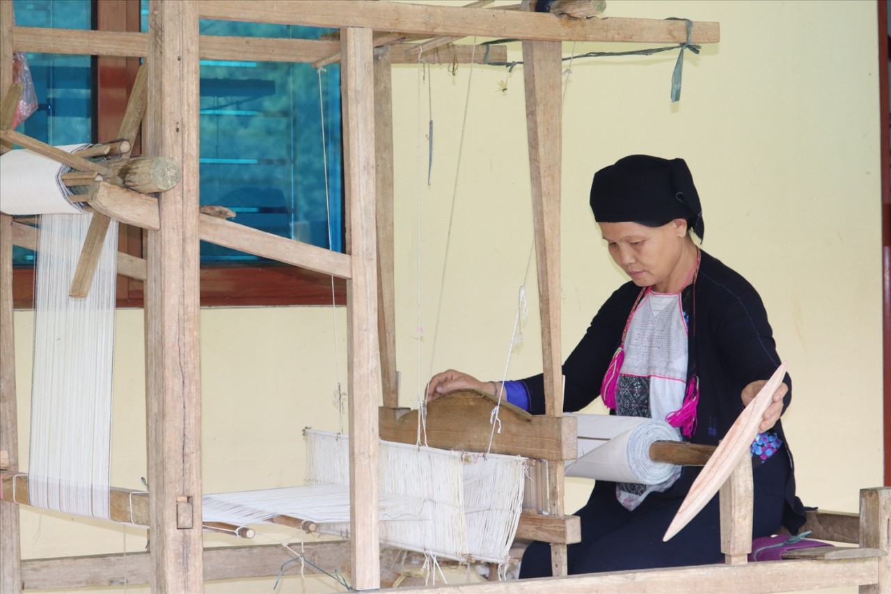 Độc đáo nghề dệt truyền thống của người Dao họ