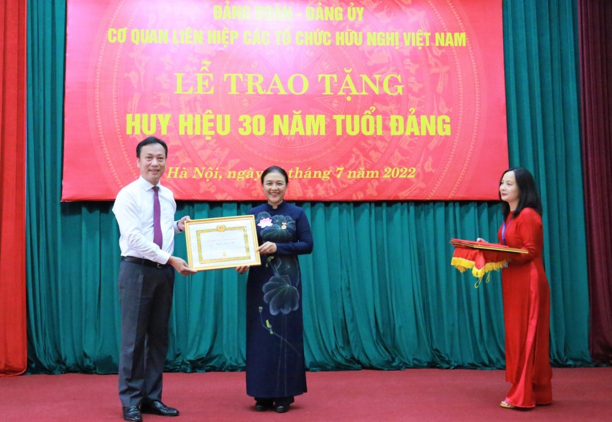 Đại sứ Nguyễn Phương Nga nhận Huy hiệu 30 năm tuổi Đảng