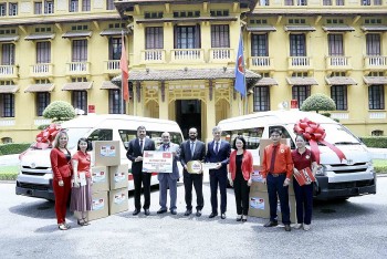 Vương quốc Oman trao tặng 2 xe cứu thương cùng một số vật tư y tế cho Việt Nam