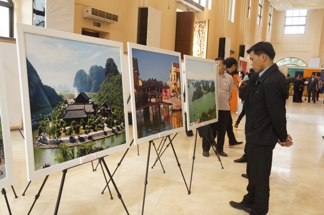 Triển lãm "Đặc trưng văn hóa vùng biên giới và tình đoàn kết hữu nghị Việt - Lào"
