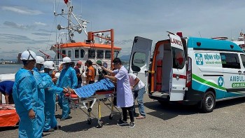 Cấp cứu 3 ngư dân gặp nạn khi đang hành nghề trên biển Cấp cứu 3 ngư dân gặp nạn khi đang hành nghề trên biển