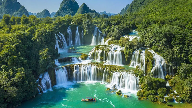 Bản Giốc là một trong những cảnh đẹp Cao Bằng nổi tiếng và gắn liền với địa danh này mỗi khi nhắc đến. Nó là là một thác nước hùng vĩ và đẹp nhất của Việt Nam.