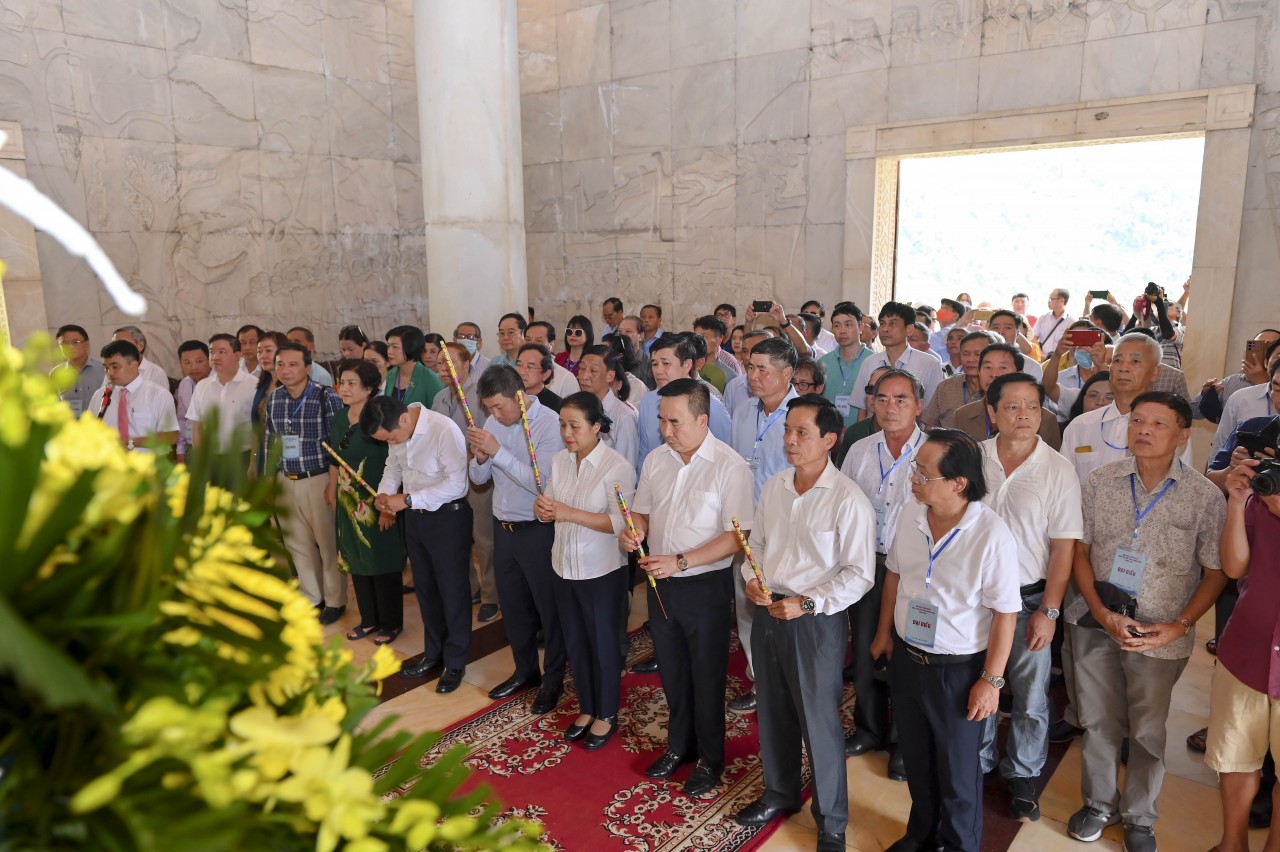 Đoàn đại biểu hệ thống Liên hiệp các tổ chức hữu nghị Việt Nam dâng hương, báo công với Bác tại Pác Bó