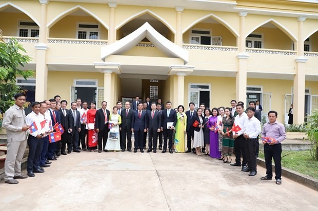 Bàn giao Trường Trung học cơ sở Hữu nghị Lào - Việt cho tỉnh Sekong