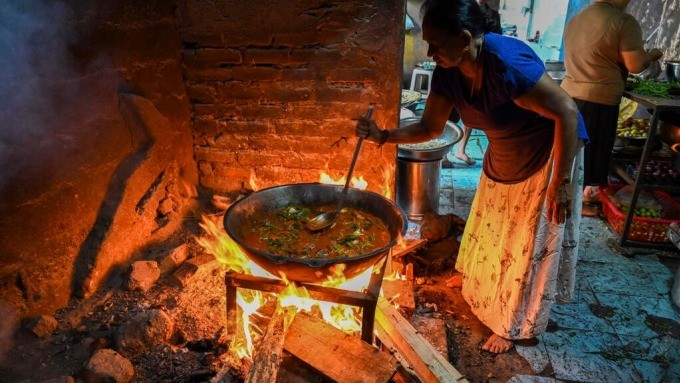 Một phụ nữ dùng bếp củi nấu ăn tại một khách sạn ở Colombo, Sri Lanka, ngày 15/3. Ảnh: AFP.
