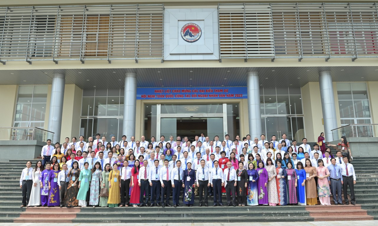 Các đại biểu tham dự Hội nghị toàn quốc công tác đối ngoại nhân dân của Liên hiệp các tổ chức hữu nghị Việt Nam chụp ảnh lưu niệm