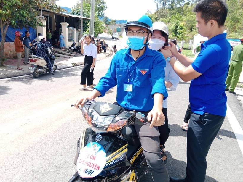 Những hình ảnh đẹp của tình nguyện viên mùa thi