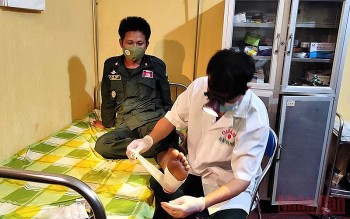 Chữa trị cho sĩ quan Campuchia bị thương trong quá trình làm nhiệm vụ trên biên giới