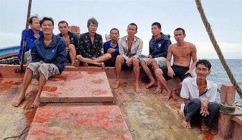 10 thuyền viên bị sóng đánh chìm trên biển, 1 người mất tích