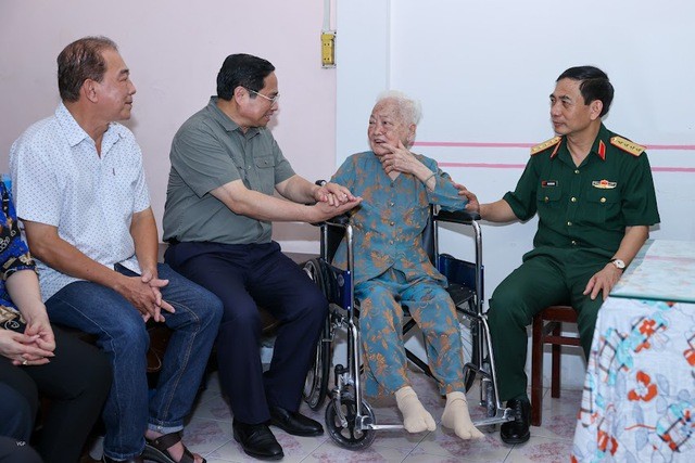 Chủ tịch nước thăm, tặng quà các thương binh tại Bắc Ninh