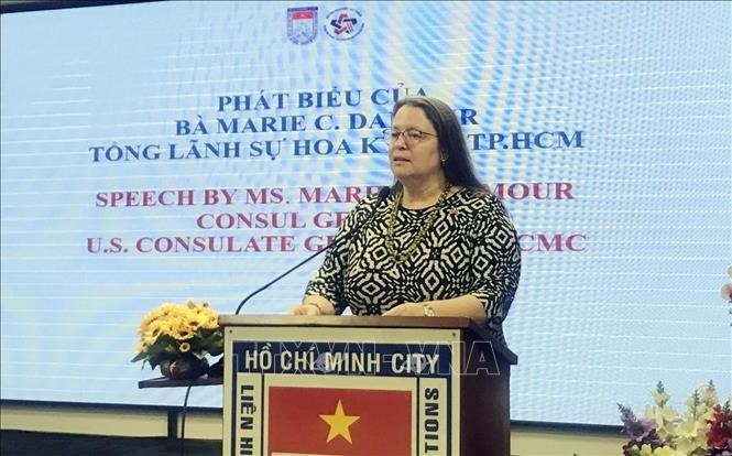 Bà Marie C. Damour, Tổng lãnh sự Hoa Kỳ tại Thành phố Hồ Chí Minh phát biểu tại buổi họp mặt (Ảnh: TTXVN).
