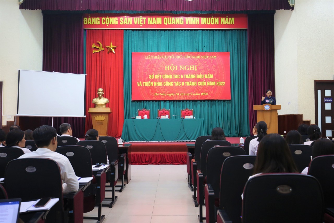 Đại sứ Nguyễn Phương Nga - Chủ tịch Liên hiệp các tổ chức hữu nghị Việt Nam phát biểu tại Hội nghị Sơ kết công tác 6 tháng đầu năm và triển khai công tác 6 tháng cuối năm 2022 (Ảnh: Hải An).