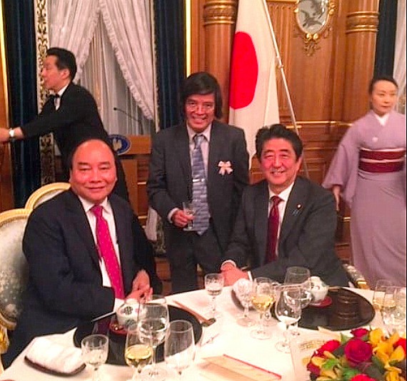 Bức ảnh được chụp ngày 6/6/2017: Giáo sư Trần Văn Thọ (hàng đầu, chính giữa) chụp chung với cựu Thủ tướng  Abe Shinzo trong buổi chiêu đãi Thủ tướng Nguyễn Xuân Phúc tại Tokyo.