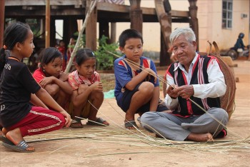Dân làng Mit Jep có nghề "may áo" cho chiêng