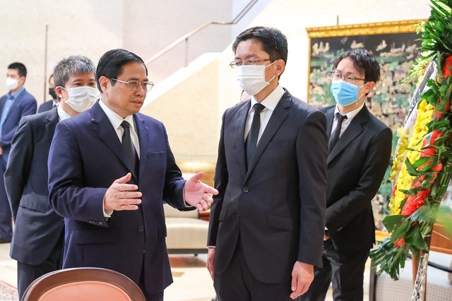 Thủ tướng Chính phủ Phạm Minh Chính chia buồn với đại diện Đại sứ quán Nhật Bản tại Việt Nam (Ảnh: VGP/Nhật Bắc).
