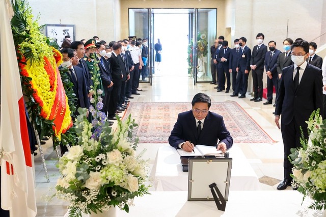 Thủ tướng Chính phủ Phạm Minh Chính ghi sổ tang tưởng niệm cựu Thủ tướng Nhật Bản Abe Shinzo (Ảnh: VGP/Nhật Bắc).