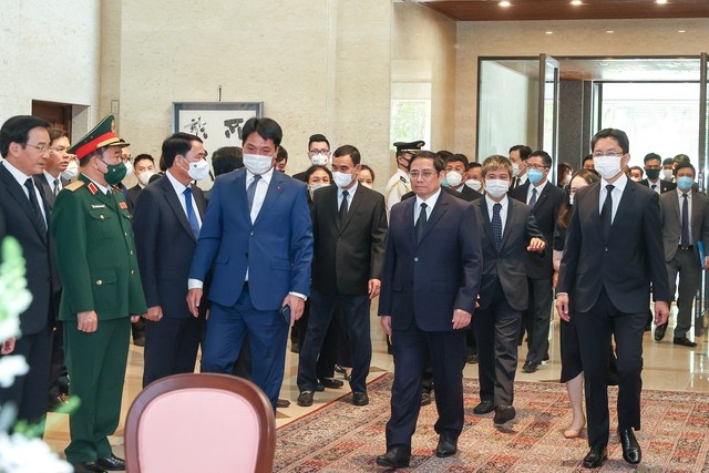 Thủ tướng Chính phủ Phạm Minh Chính tới ghi sổ tang tưởng niệm cựu Thủ tướng Nhật Bản Abe Shinzo (Ảnh: VGP/Nhật Bắc).