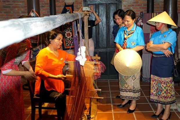 Đoàn đại biểu Hội Liên hiệp Phụ nữ Lào tham quan Làng lụa Hội An. (Ảnh: Trịnh Bang Nhiệm/TTXVN)