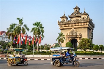 Lào tăng lương tối thiểu để đối phó với lạm phát tăng mạnh