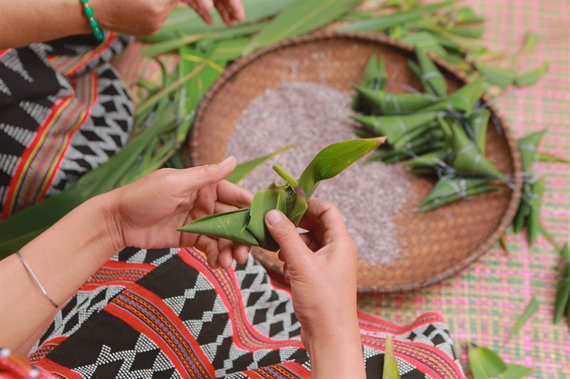 Bánh “tình yêu” của đồng bào Tà Ôi