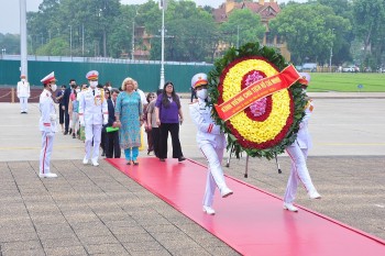 Thứ trưởng Bộ Ngoại giao Venezuela dâng hoa tưởng niệm Chủ tịch Hồ Chí Minh