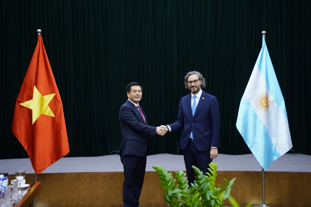 Bộ trưởng Nguyễn Hồng Diên hội đàm với Bộ trưởng Ngoại giao, Ngoại thương và Tôn giáo Argentina (Ảnh: moit.gov.vn).