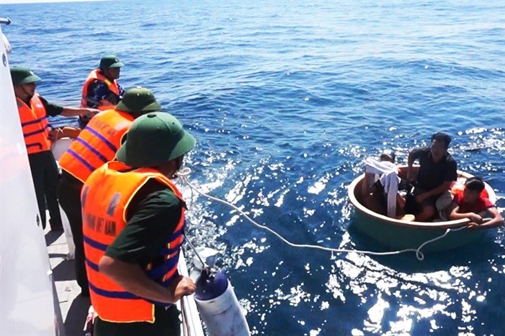 Hải đội 2, BĐBP Quảng Bình tổ chức công tác huấn luyện tình huống cứu người gặp nạn trên biển. (Ảnh: Báo Biên Phòng). 