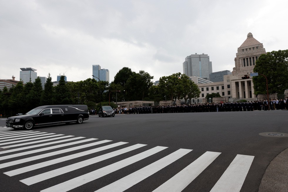 Xe chở linh cữu của cố Thủ tướng Nhật Bản Abe Shinzo đi qua trước tòa nhà Quốc hội Nhật Bản ở Tokyo ngày 12-7 - Ảnh: REUTERS