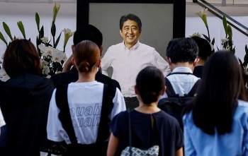 Người dân Nhật Bản xếp hàng tiễn đưa cố Thủ tướng Abe Shinzo