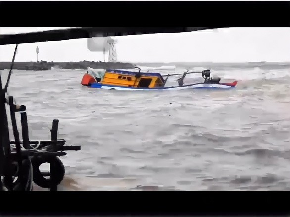 Ghe lưới ghẹ bị chìm ở khu vực của sông Dương Đông (TP Phú Quốc), cứu vớt được 5 người, hiện 2 người còn lại mất tích (Ảnh: Cắt clip trên facebook
