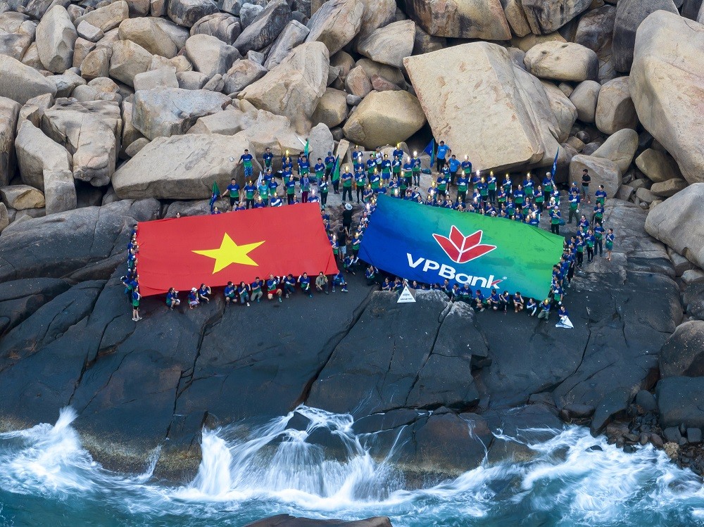 Các VPBanker thực hiện nghi thức chào cờ tại mũi Đôi.