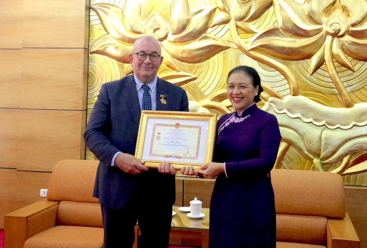 Trao tặng Kỷ niệm chương “Vì hòa bình, hữu nghị giữa các dân tộc” cho Đại sứ Bỉ tại Việt Nam