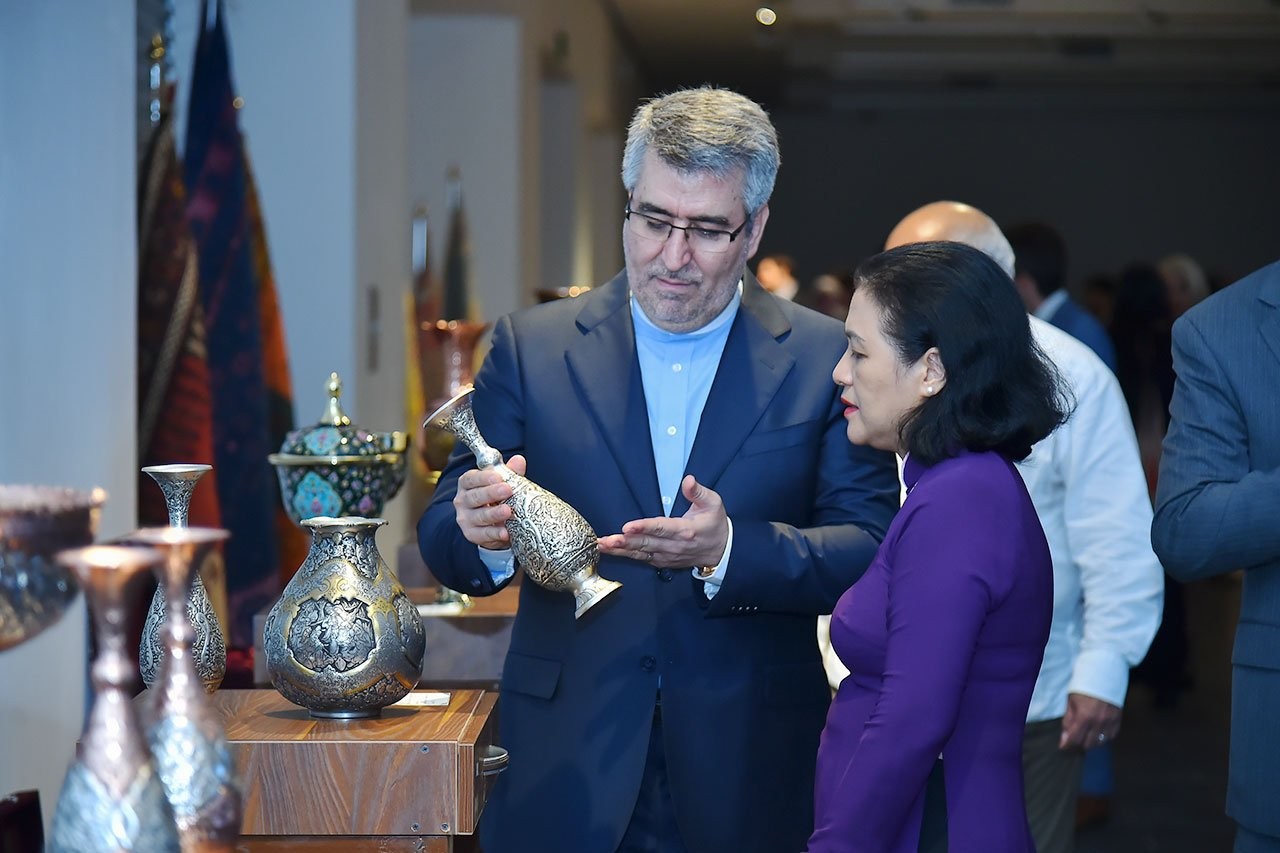 Đại sứ Iran Ali Akbar Nazari giới thiệu các sản phẩm thủ công mỹ nghệ tinh xảo của Iran với Chủ tịch Liên hiệp các tổ chức hữu nghị Việt Nam Nguyễn Phương Nga (Ảnh: Anh Sơn). 