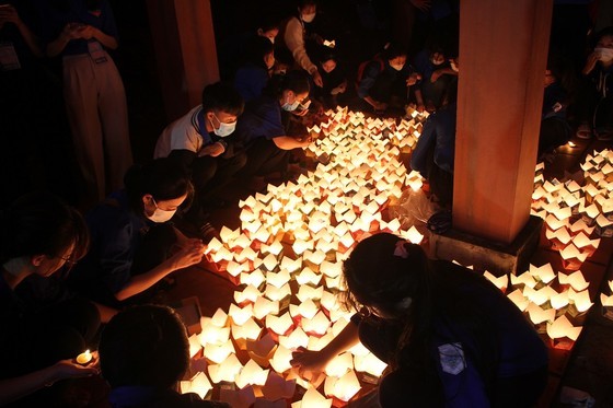 Lễ tri ân và hoa đăng tưởng nhớ các anh hùng liệt sỹ tại Quảng Trị | Xã hội | Vietnam+ (VietnamPlus)