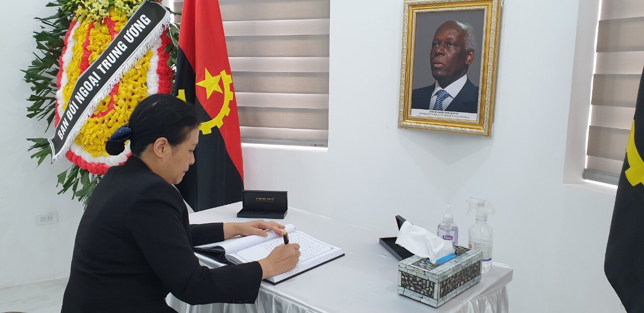 Đại sứ Nguyễn Phương Nga ghi sổ tang tưởng niệm cựu Tổng thống Angola José Eduardo dos Santos (Ảnh: VUFO).