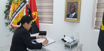 Đại sứ Nguyễn Phương Nga ghi sổ tang tưởng niệm cố Tổng thống Cộng hòa Angola