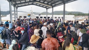 Phú Quốc: Hàng nghìn du khách mắc kẹt trên đảo bắt đầu được vào đất liền