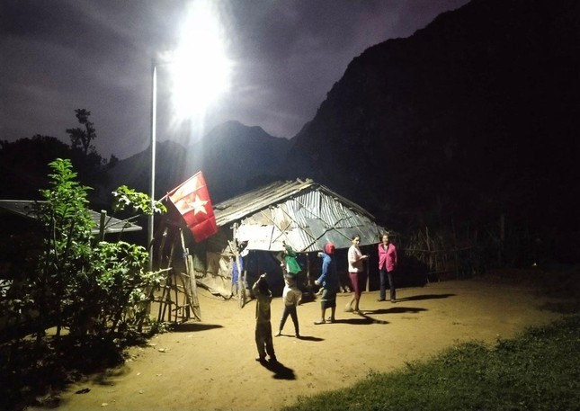 Biên phòng Quảng Bình đưa ánh sáng đến vùng biên nước bạn Lào