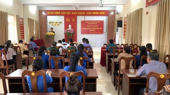 Biên phòng Quảng Ninh tặng quà, phổ biến luật cho ngư dân bám biển Biên phòng Quảng Ninh tặng quà, phổ biến luật cho ngư dân bám biển