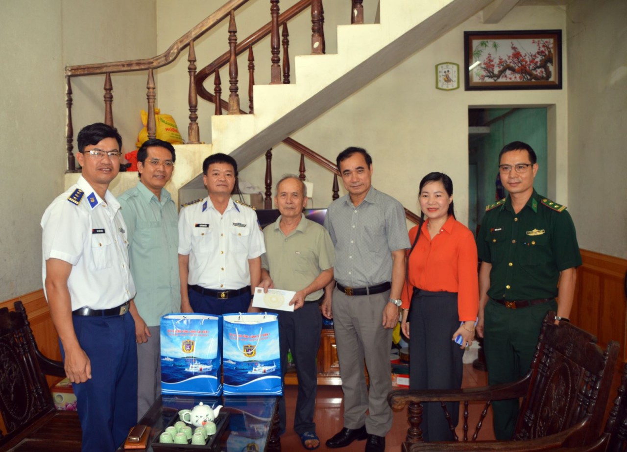 Vùng Cảnh sát biển 1 đồng hành với ngư dân Quảng Ninh - Biển đảo 24h